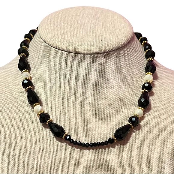 ⭐️3/$25⭐️ Beautiful Vintage Black And Mother Of Pearl Bead Necklace - Picture 1 of 2